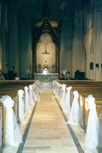 CEREMONY, CHURCH IN WHITE TULLE AND BOUQUETS OF ROSES FRESH FLOWERS OR RENTALS